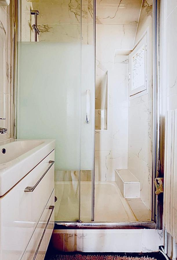 Beautiful Apartment With A View Of Eiffel Tower In Center Paryż Zewnętrze zdjęcie